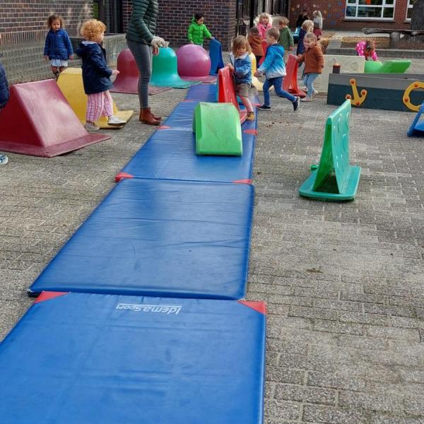 Help Steenbok ! We bouwen een brug naar Axenland π We bouwen een brug voor steenbok!! Probleemoplossend denken
