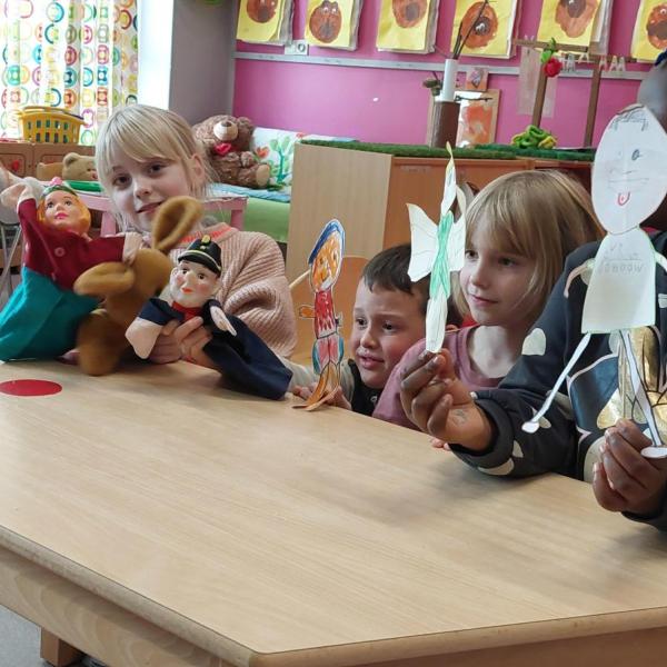 "Kinderen uit het lager spelen poppenkast voor de kleuters!"π