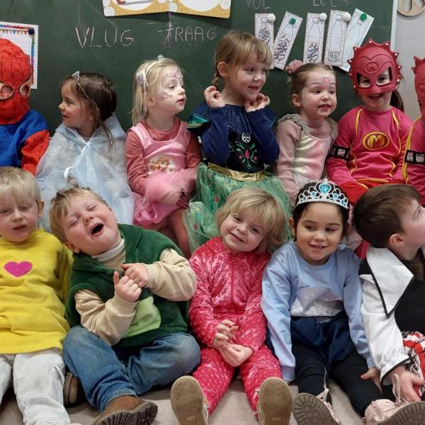 Carnaval en genieten van het 'Doedelfeest' van de derde kleuterklas.